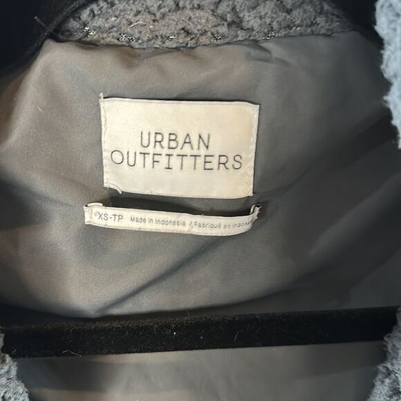 🧥 Urban Outfitters Dark Gray Sherpa Jacket - Size XS - Very Soft - Very Cozy - Picture 2 of 3